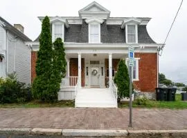 Central 4BR Historic Gem Near Colleges