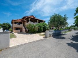 Apartments with parking space Nin, Zadar - 23551, hotell i Nin