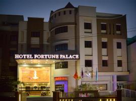 잠나가르 Jamnagar Airport - JGA 근처 호텔 Hotel Fortune Palace