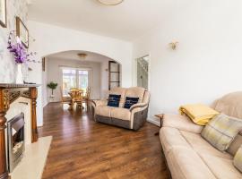 EEJs Grand 5 Bed Home- London, Greenwich, casa rústica em Londres