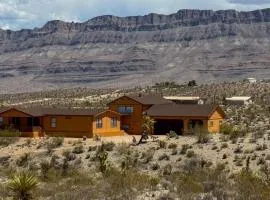 Desert View Retreat - Sleeps 22, Game Garage, Near Skywalk & Lake Mead