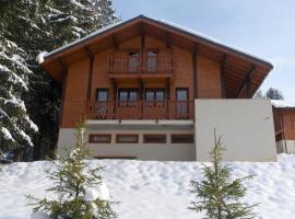 Chalet in Les Gets near Ski Bus & Sauna, hotel di Les Gets