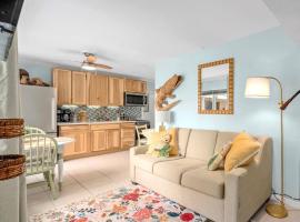 Cozy Beach Getaway with Bikes included!, hotel en St Pete Beach