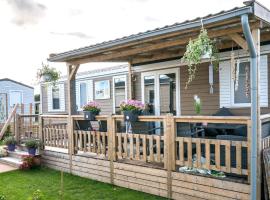 Chalet in Oostkapelle near Beach & Pool, hotel em Oostkapelle