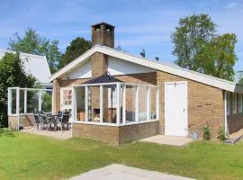 Bungalow in Sint Maartenszee near the beach