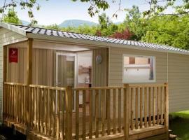 Mobil home 5 pers à Avrillé avec terrasse - API-1-52-587, hotel in Avrillé