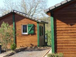 Chalet avec Terrasse pour 4 personnes à Naucelle - API-1-52-380, hotel in Naucelle