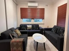 4BR Home 10 mins walk to UOW, free parking, Wi-Fi, AC