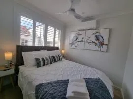 3BR Home 10 mins walk to Uni, free parking, AC