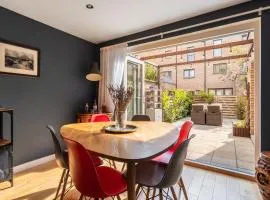 Gorgeous central 3 bed house free parking & garden