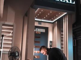 Hotel Astral，沙巴茲 &Scaron;的有停車位的飯店