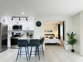 Modern 2Br-2Ba Belltown Condo with Free Garage Parking, khách sạn ở Seattle