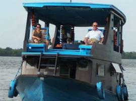 Orangutan Borneo Tour Tanjung Puting, smje&scaron;taj na brodu u gradu 'Pangkalan Bun'