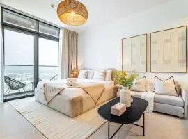 Luxurious Saadiyat - Large Studio with Balcony - 5 min to Louvre and Mamsha - 3 min walk to NYU University - Designer's Choice