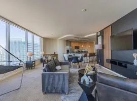 Bright & Stylish 2BR High-Rise Pool Gym Access