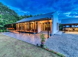 Nan Homey Space น่านโฮมมี่สเปซ, hotel com estacionamento em Nan