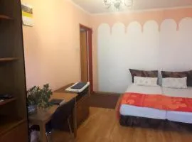 Old Budget-Friendly 2BR Apartment near Mamaia with free AC
