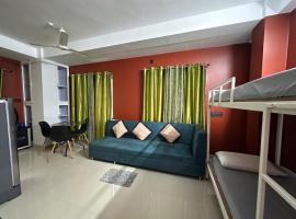 Backpackers' Luxury, hotel in Jāmb