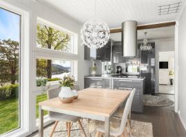 Charming Seaside Home with Fjord Views, villa à Asker