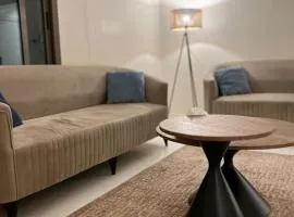 شقة بصالة جلوس وغرفه نوم