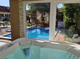 M&eacute;dea Apartman, hotel com piscina em B&uuml;k