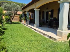 Villa au pied d'une colline, Hotel in La Farlède