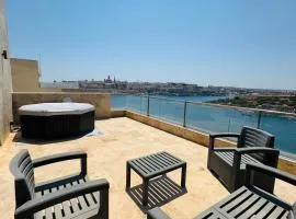 Panoramic & Jacuzzi Seafront, Seaview Sliema Penthouse