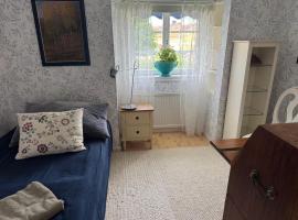 Guest room, δωμάτιο σε οικογενειακή κατοικία στην Ουψάλα