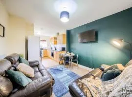 5BR House for Business & Leisure, Sleeps 10 - Wi-fi - Free Parking - THL