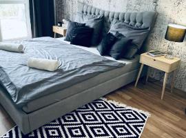 Exclusive Garden Oasis with Jacuzzi & Private Parking، فندق في ترنافا