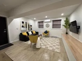 Stylish Condo AC Wi-Fi Westmount Smart TV
