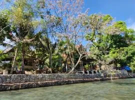 Yaxlik River Lodge
