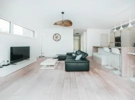 Modern 2 Bed with Garden - Bridel