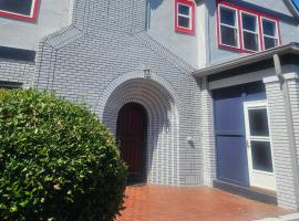 Birmingham's Spacious Uptown Family Retreat, cottage ở Birmingham