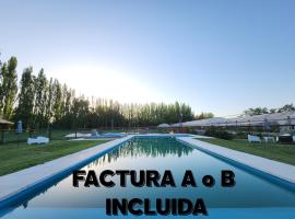 Casa de Campo Flor Dorada, hotel com piscina em Centenario