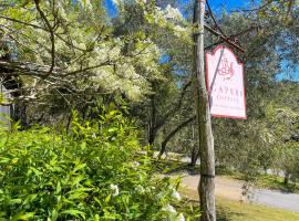 Capers Cottage and Barn Accommodation, guest house in Wollombi