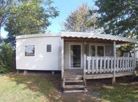 Mobil home 6 pers avec terrasse aux Achards - API-1-52-602, ξενοδοχείο σε La Mothe-Achard