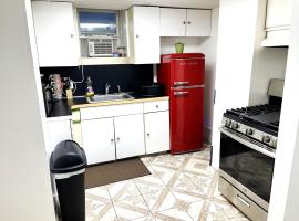 2 Bedroom Apt in LIC, Private WITH BACKYARD !, ξενοδοχείο σε Roosevelt Island