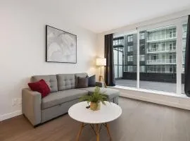 Modern Condo with King Bed, Balcony and Parking near SkyTrain for 4