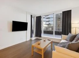 Modern Condo with AC, Balcony and Laundry near SkyTrain for 4