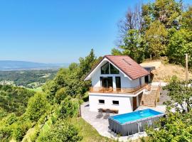 En hribček, medenc&eacute;vel rendelkező hotel Ptujska Gora v&aacute;ros&aacute;ban