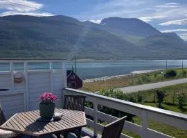 Koselig hus nær sjø og fjell