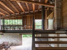 Modern Farmhouse in Pagnano Italy near Forest, hotel in Asolo