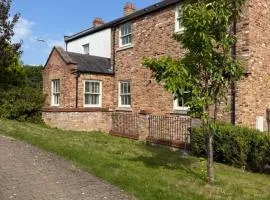Luxury Apartment in Yarm, surrounded by nature walks, and Yarm High Street, Famous Roseberry Topping