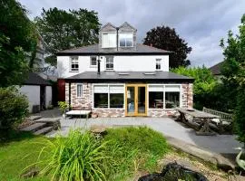 Pass the Keys 4-Bedroom Retreat in Radyr wLush Gardens Parking