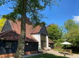 Lucas farm barn, hotel di White Roding