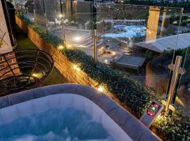 Downtown Floreasca Penthouse w Jacuzzi&Terrace, hotel en Bucarest
