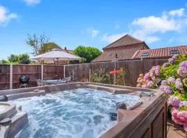 Seven Space - Sandpit Cottage, 3 Bed Stay with Hot Tub