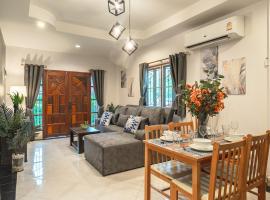 Coastline Pearl Holiday Home, Bangtao Beach, hotel in Ban Thalat Choeng Thale