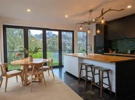 Your CBD Treetop Base | Parking, Wifi & Views